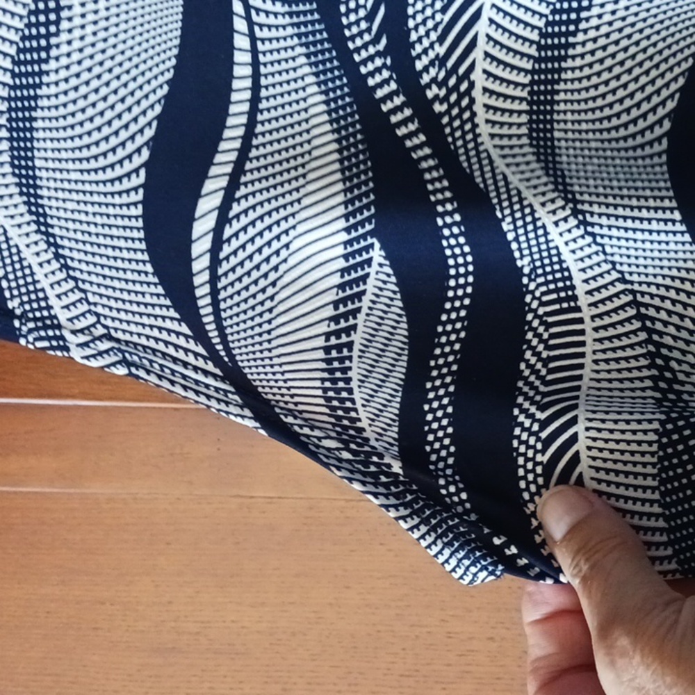 Wave Pattern Sleeveless Top - Picture 4 of 5